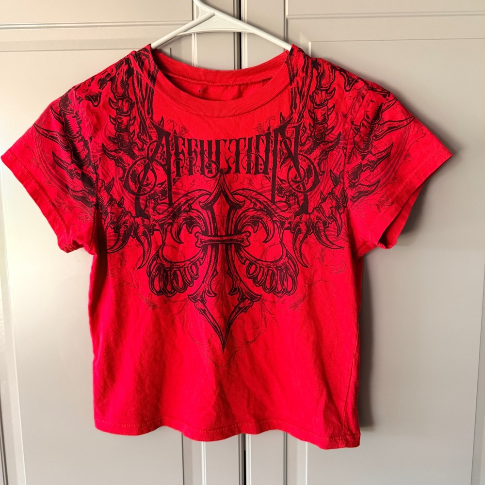 Affliction Women's Gothic Vertibrate Fleur-de-Lis Babydoll Tee, Red Black, M